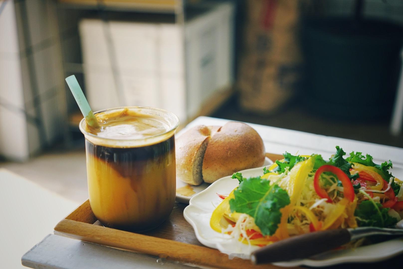 休息日☕️甜椒羽衣甘蓝沙拉橄榄油法国全麦贝果🥯橙汁美式#brunch早午餐[超
