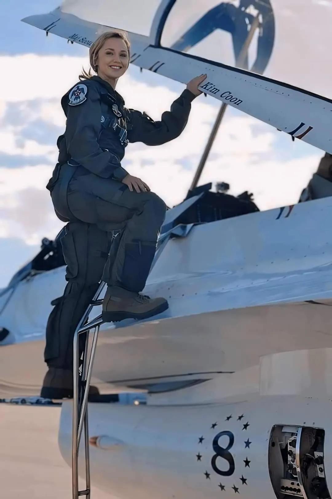 #女飞行员# F-16 Thunderbird..