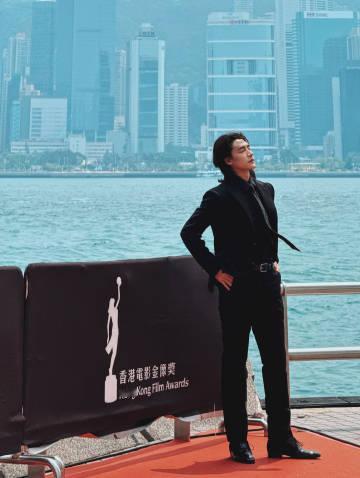 港风是此沙的统治区此沙的海边黑西装大片，简直是行走的港风美学教科书。利落剪裁勾勒