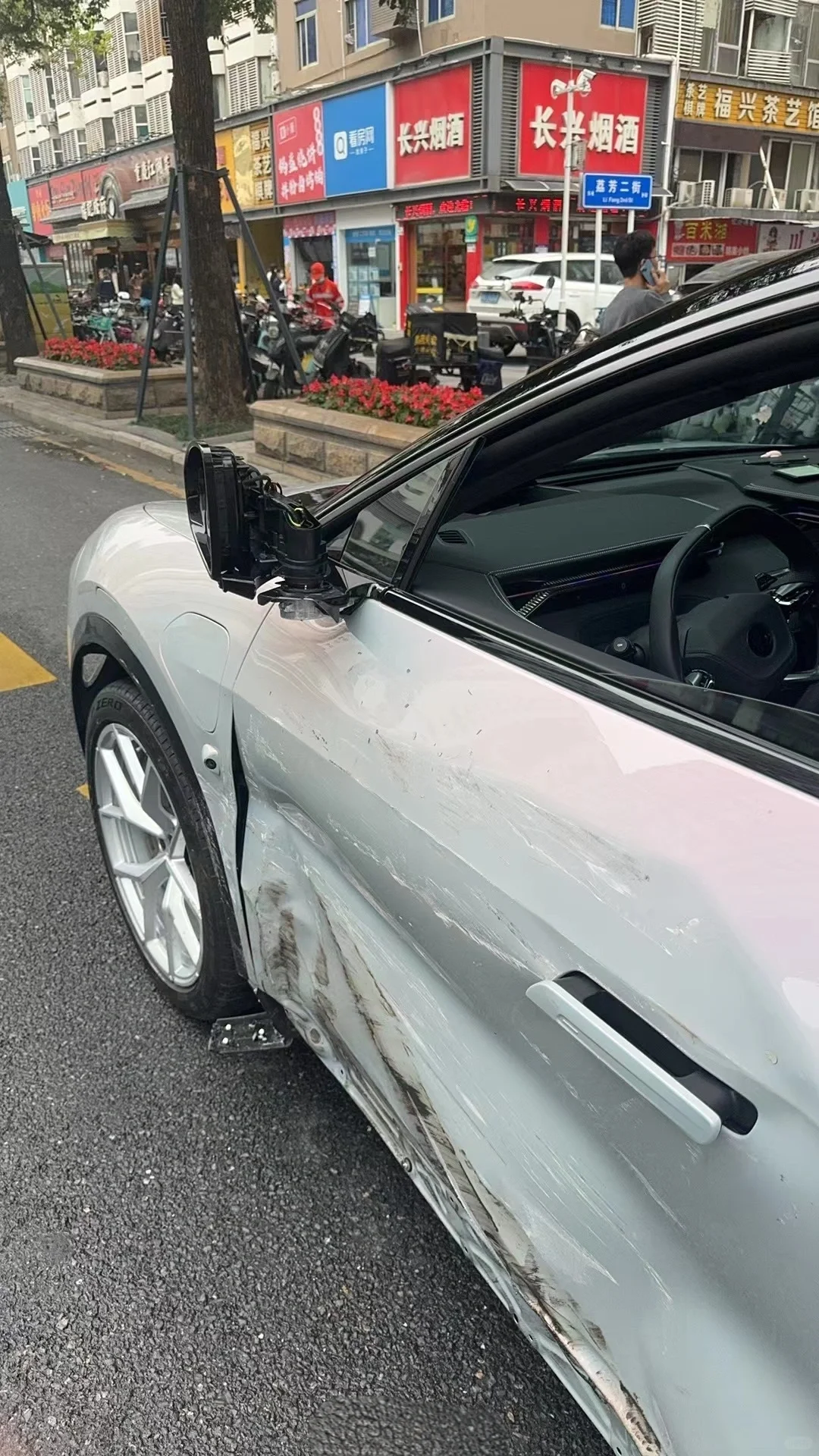 怎么会有这么巧的事情发生？吉利路特斯装上了比亚迪仰望，两个豪华品牌相撞，发生了关...