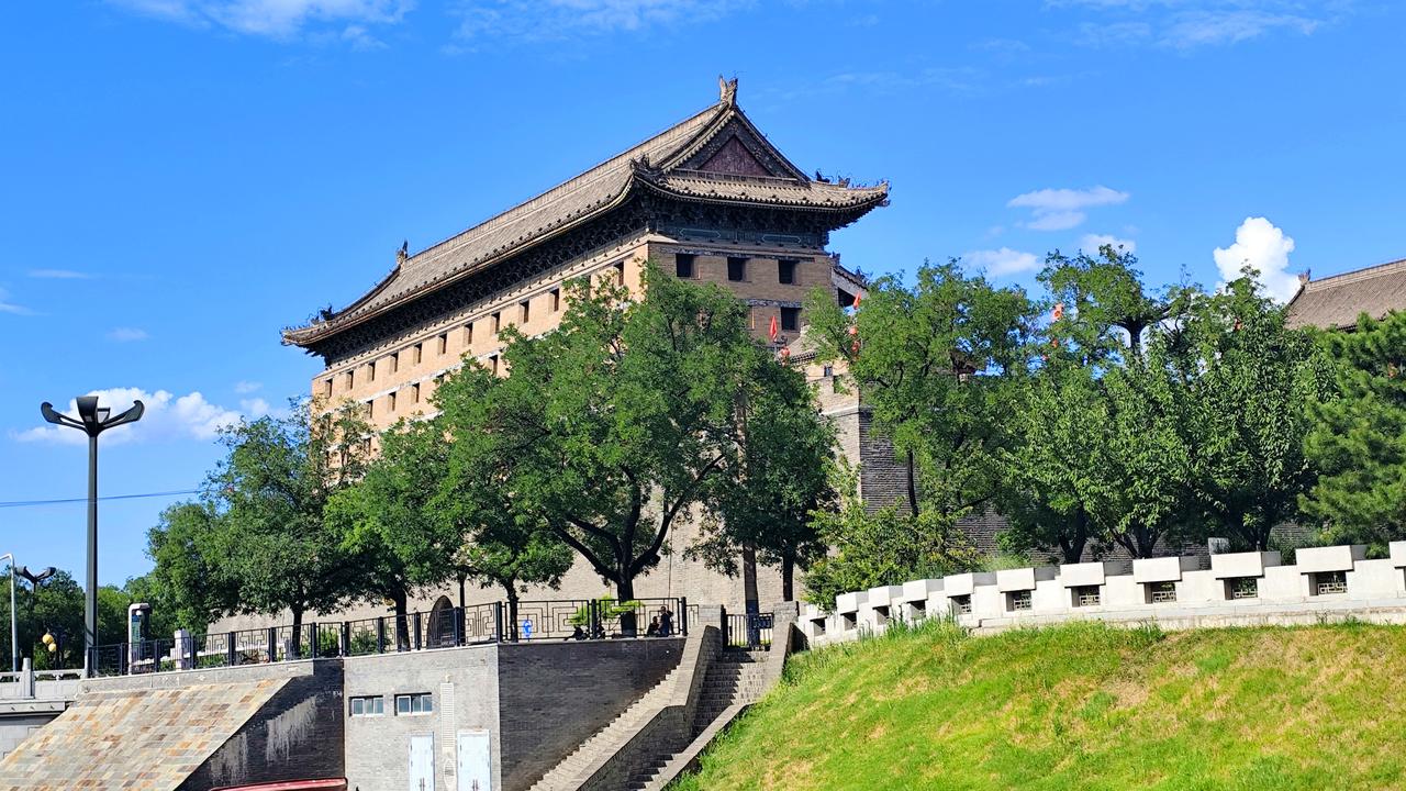 今日的西安蓝，依旧在线！路过安定门（也就是西门），蓝天衬着城楼，白云悠悠地飘在飞