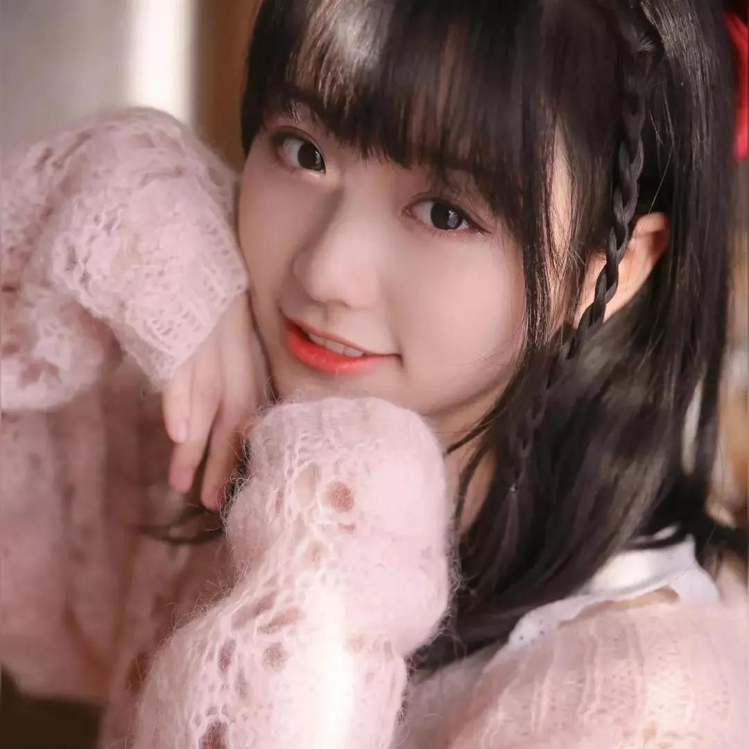 温柔甜美的日系少女，粉色蕾丝上衣，清新自然。嫩粉色系穿搭 粉嫩少女风穿搭 粉系少