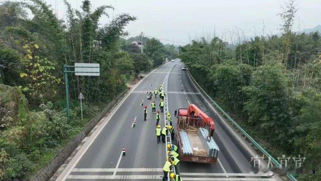 宜长路拥堵争议不断！加宽6车道改造后，网友：建议智轨直通长宁！
另外，跨区域运营