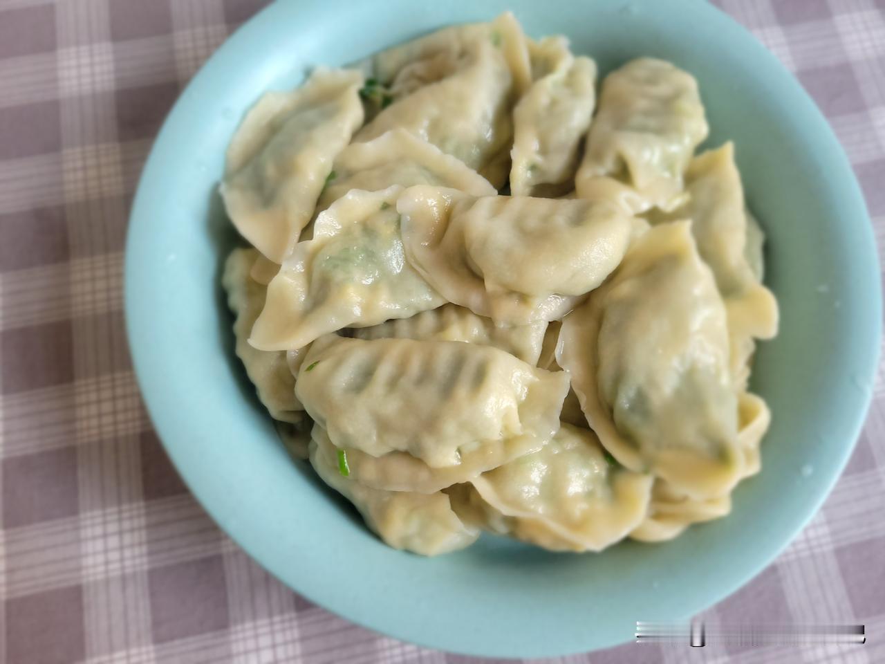 馋韭菜鸡蛋馅水饺了，中午就包了三鲜馅水饺，吃到撑。本来不想吃，路上闻到别人带的韭