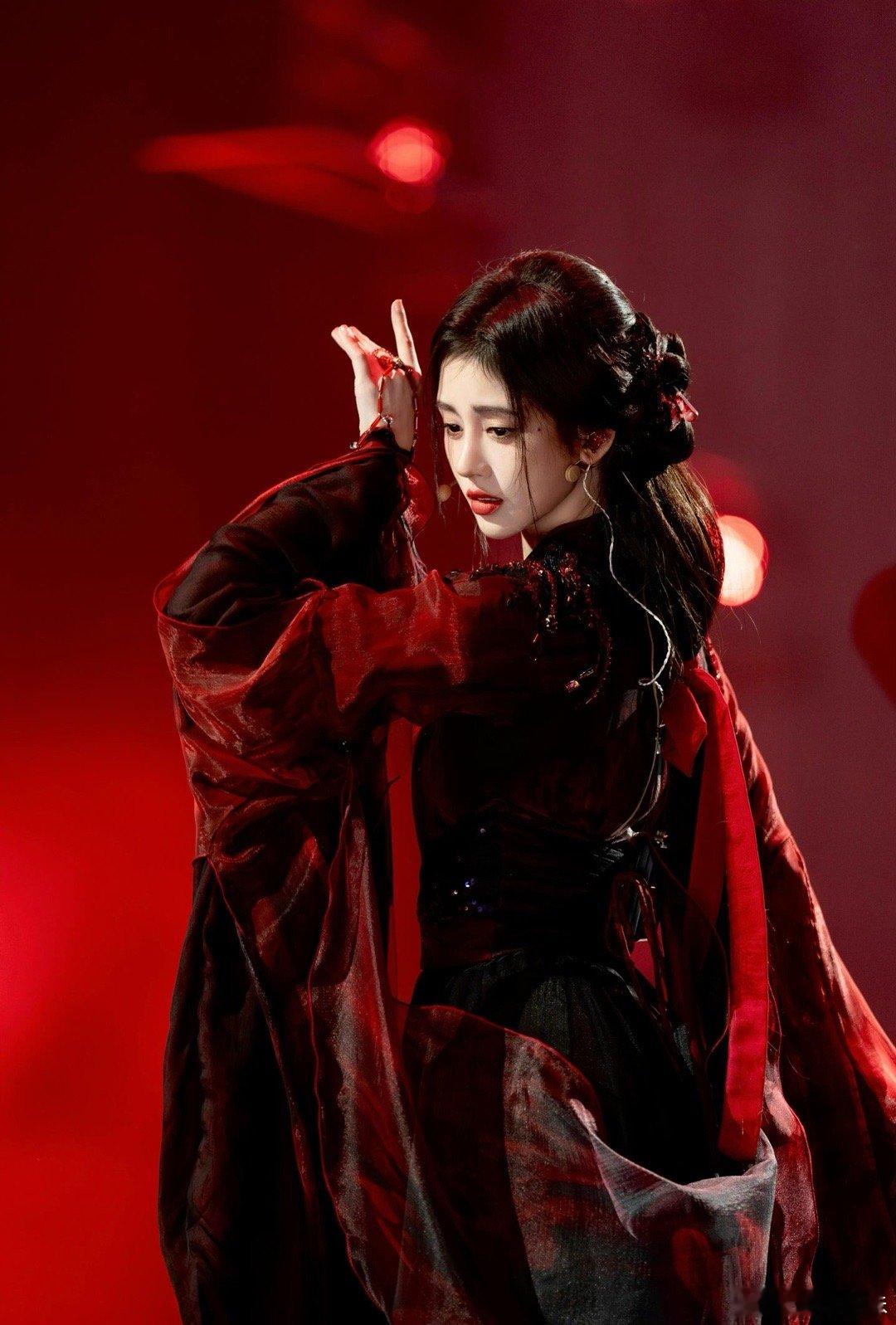#鞠婧祎[超话]#  鞠婧祎就是古希腊掌管舞台的神！！真的太美了，太好看了吧鞠婧