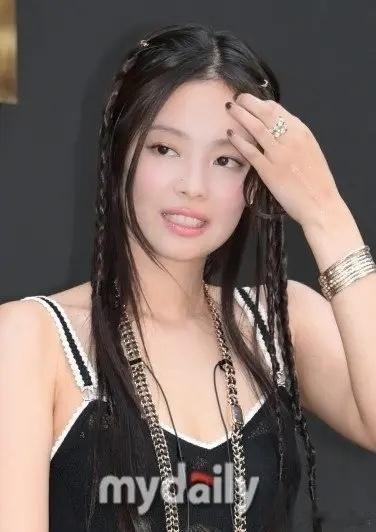 #Jennie方承认吸烟并道歉# 韩国女子演唱组合BLACKPINK成员Jenn