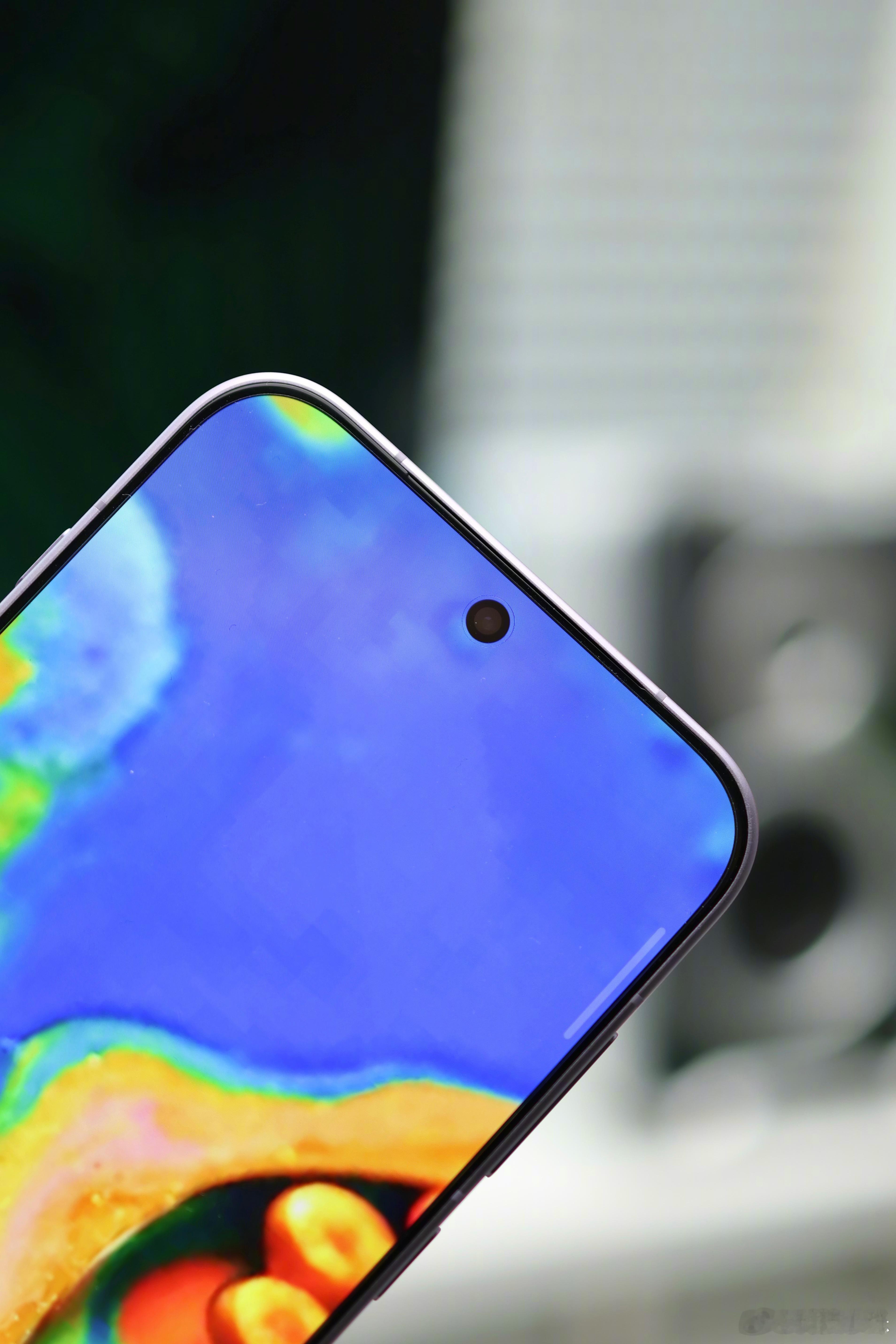 一加15的边框依然还是是行业最窄的吧，1.15 mm，短时间内很难有对手超越它，