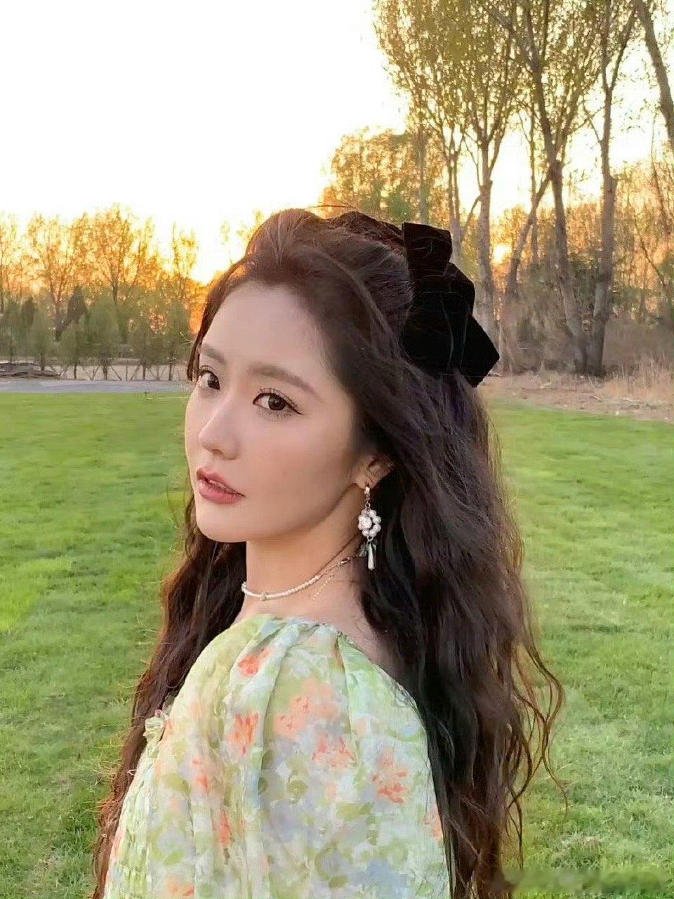 王艺瑾你对你的脸做了什么王艺瑾生图状态简直不要太绝，即使嘴巴上火也依旧很好看，请