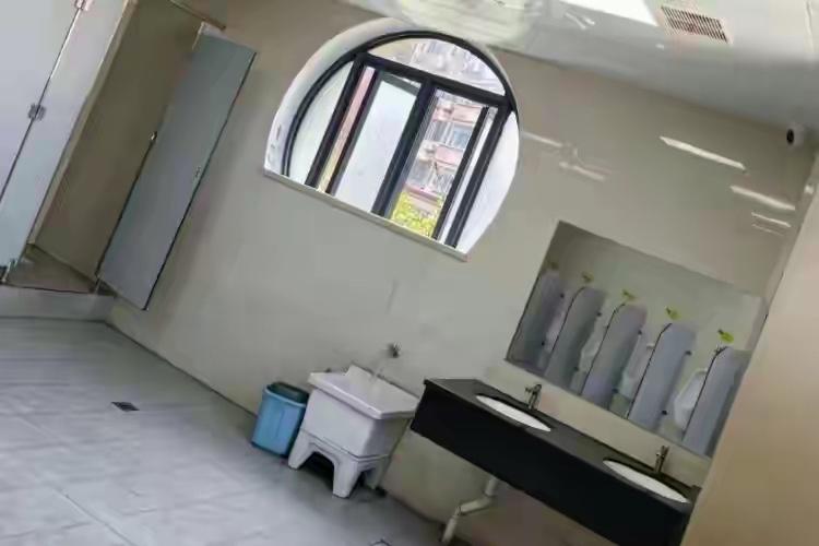温州瓯海区悟田二中6个男厕5个都装了摄像头，这事总结就一句话：土壤坏了，却把责任