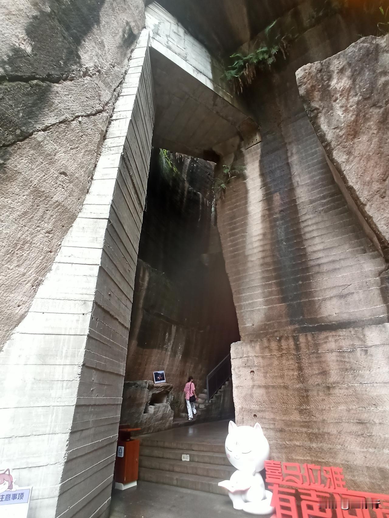 开在大山岩壁里的书房，这是位于浙江丽水缙云仙都景区内的岩宕书房。虽名为书房，但真