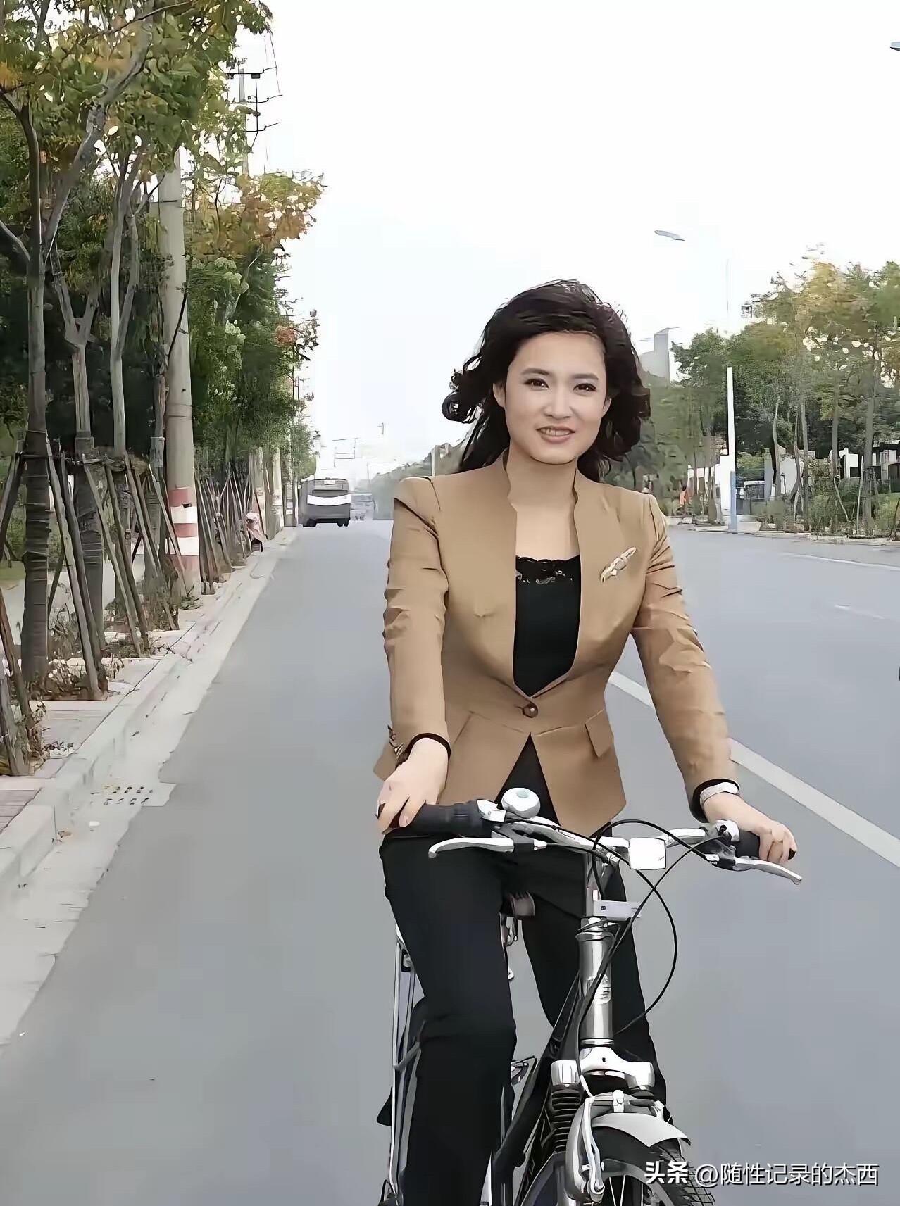 她的古典鹅蛋脸、清冷的五官线条符合东方的审美，是兼具才华与韵味的顶级主持人，成为