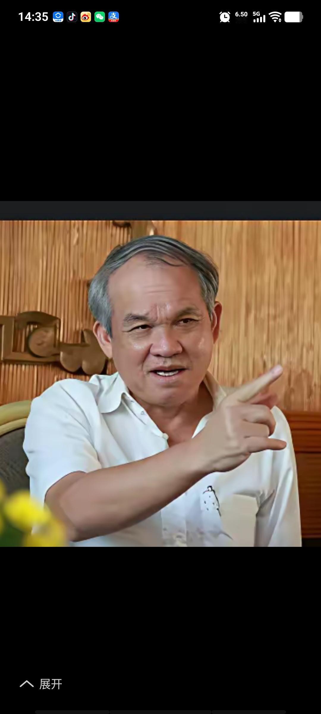 越南首富段阮德是一位足球爱好者，同时也是越南宏安加莱集团的总裁。他旗下拥有一支足