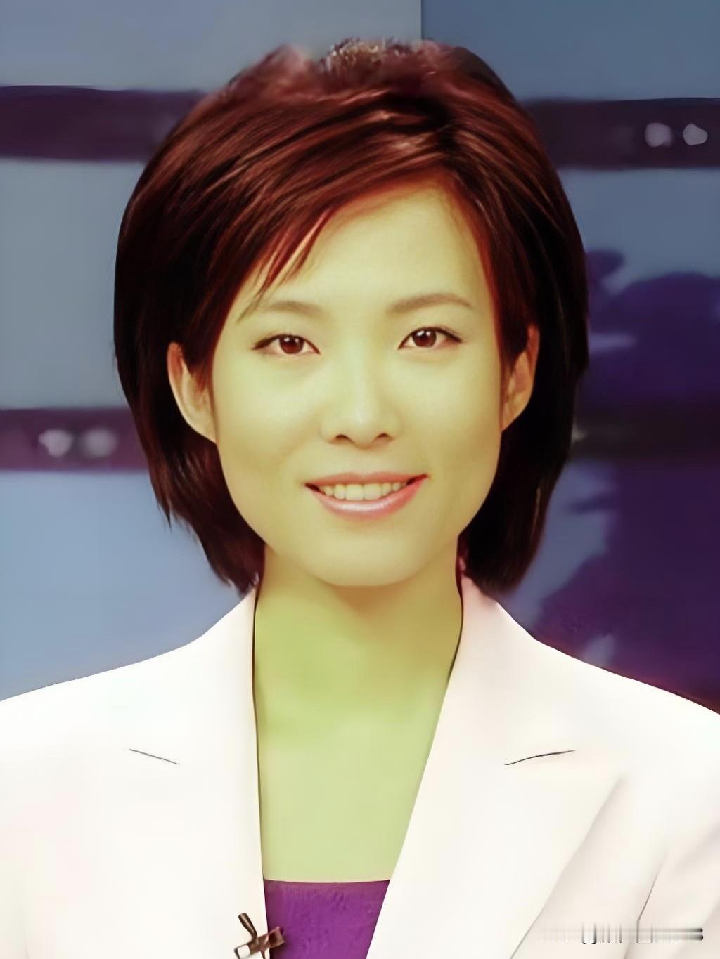 宝晓峰，央视新闻主播，端庄大气，沉稳从容。镜头前字正腔圆传递家国大事，眉眼间自带