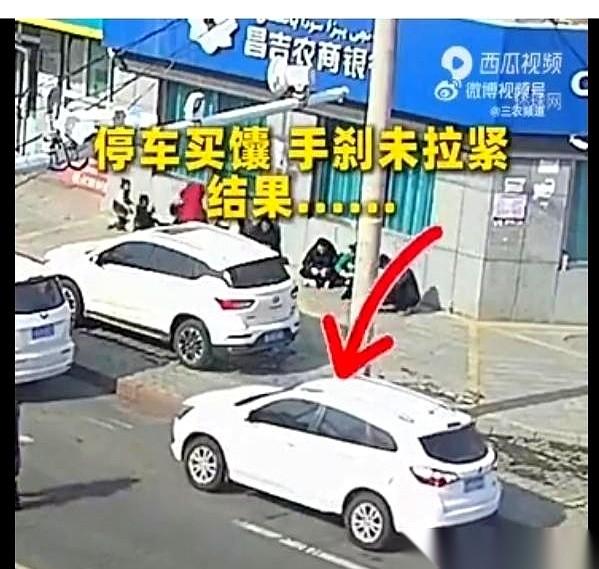 新疆街头，就俩馕饼的功夫，车没了。
女的手里还攥着热乎乎的馕，刚出炉的麦香直往鼻