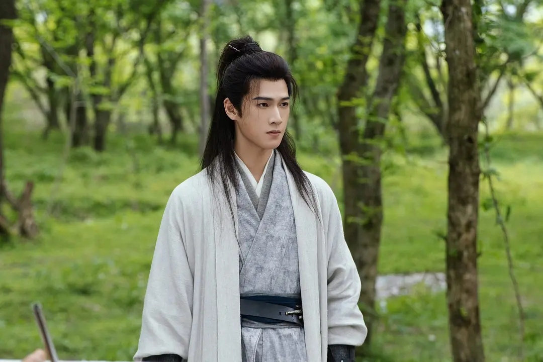 李昀锐这个造型有点塌塌的，不适合他 