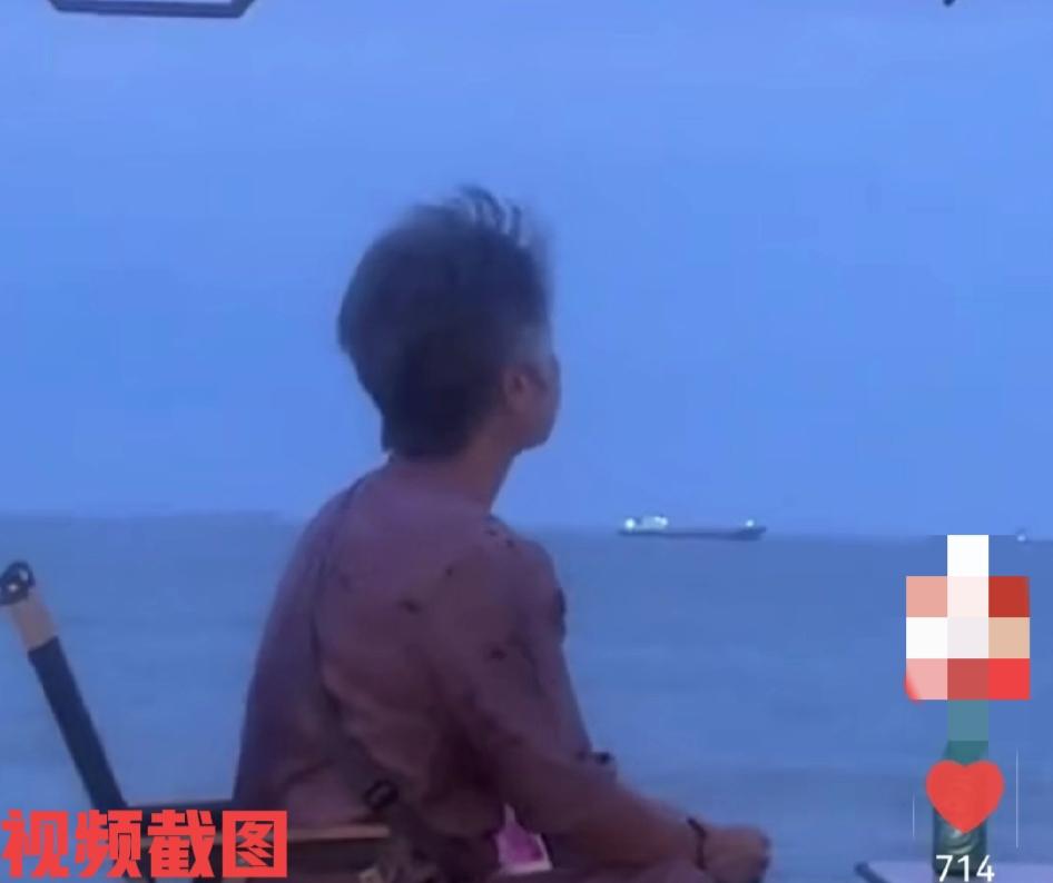 有白发老奶奶坐在海边。

此刻她喝着啤酒，吹着海风，松弛感十足，似乎把内心的心思