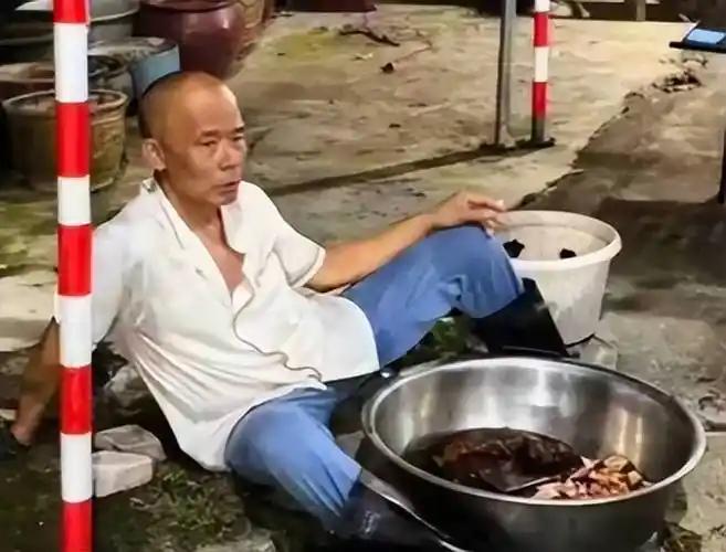 广西人开40小时车来！日均3000客，老莫却想关店：太累了.

广东佛山一家开了