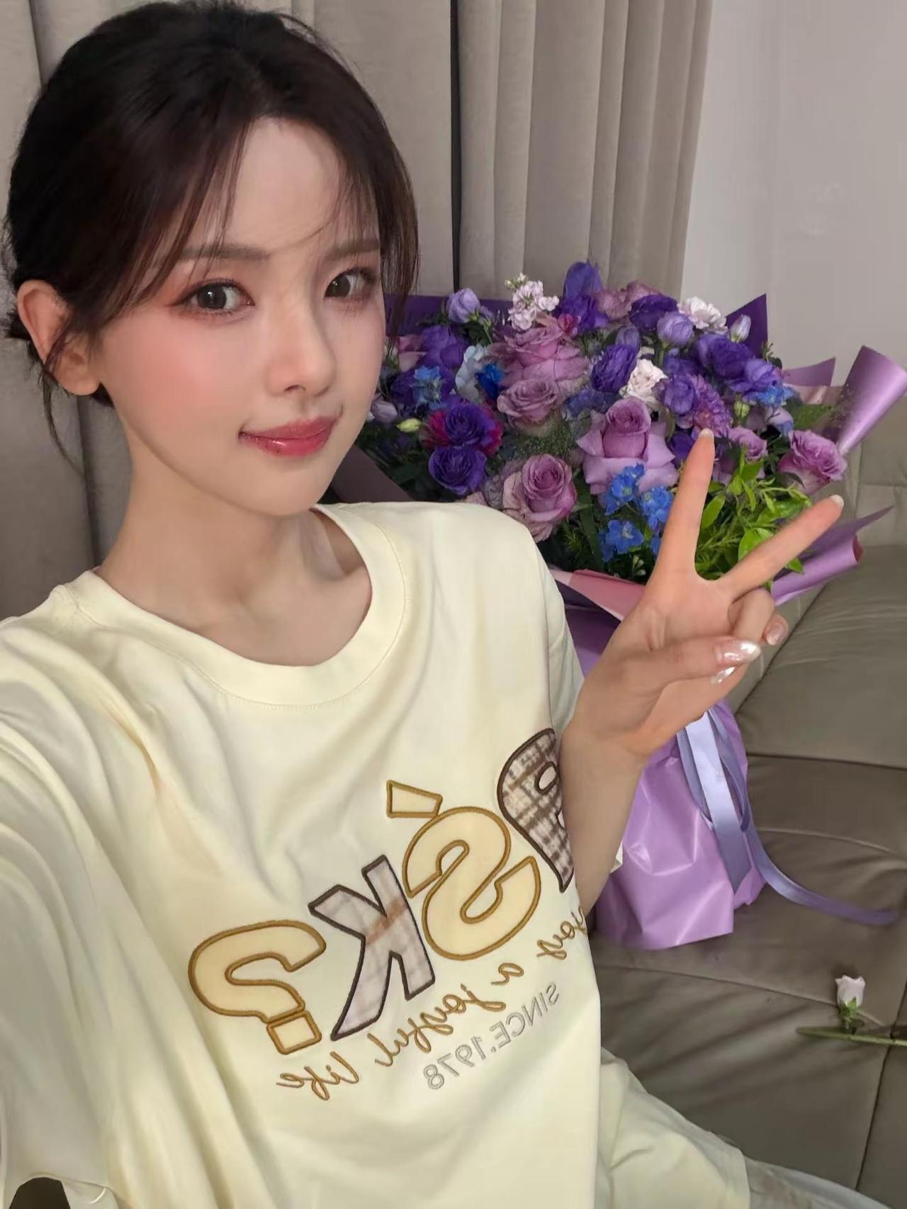 好清新的小越🥰话说小越拿着吹风机在干嘛！美美哒😍酷酷哒🤩