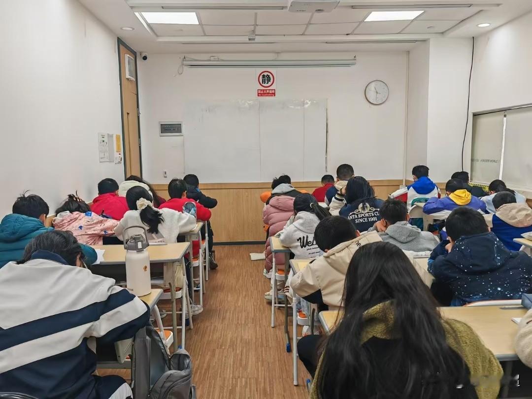 近日，一位培训机构的老师问我是否要给孩子找针对性辅导，随后我们便闲聊起来。
她自