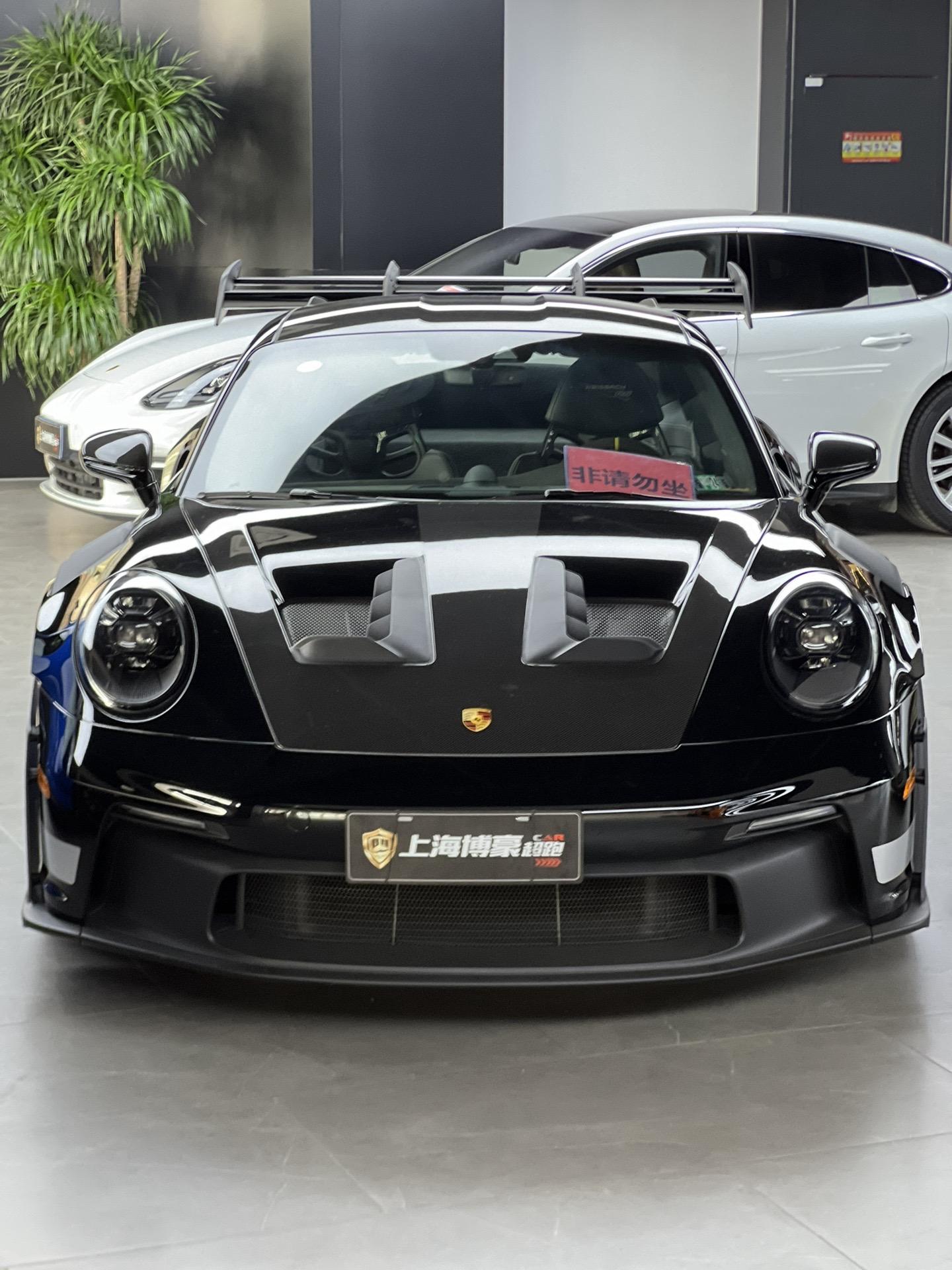 Porsche 992 GT3 RS.如果国内赛道对你来说可玩性已经到达瓶颈
试着到纽博格林北环去遛一遛
992 GT3 RS车队不会让你失望
准新美规现车在售 懂行的老板来了