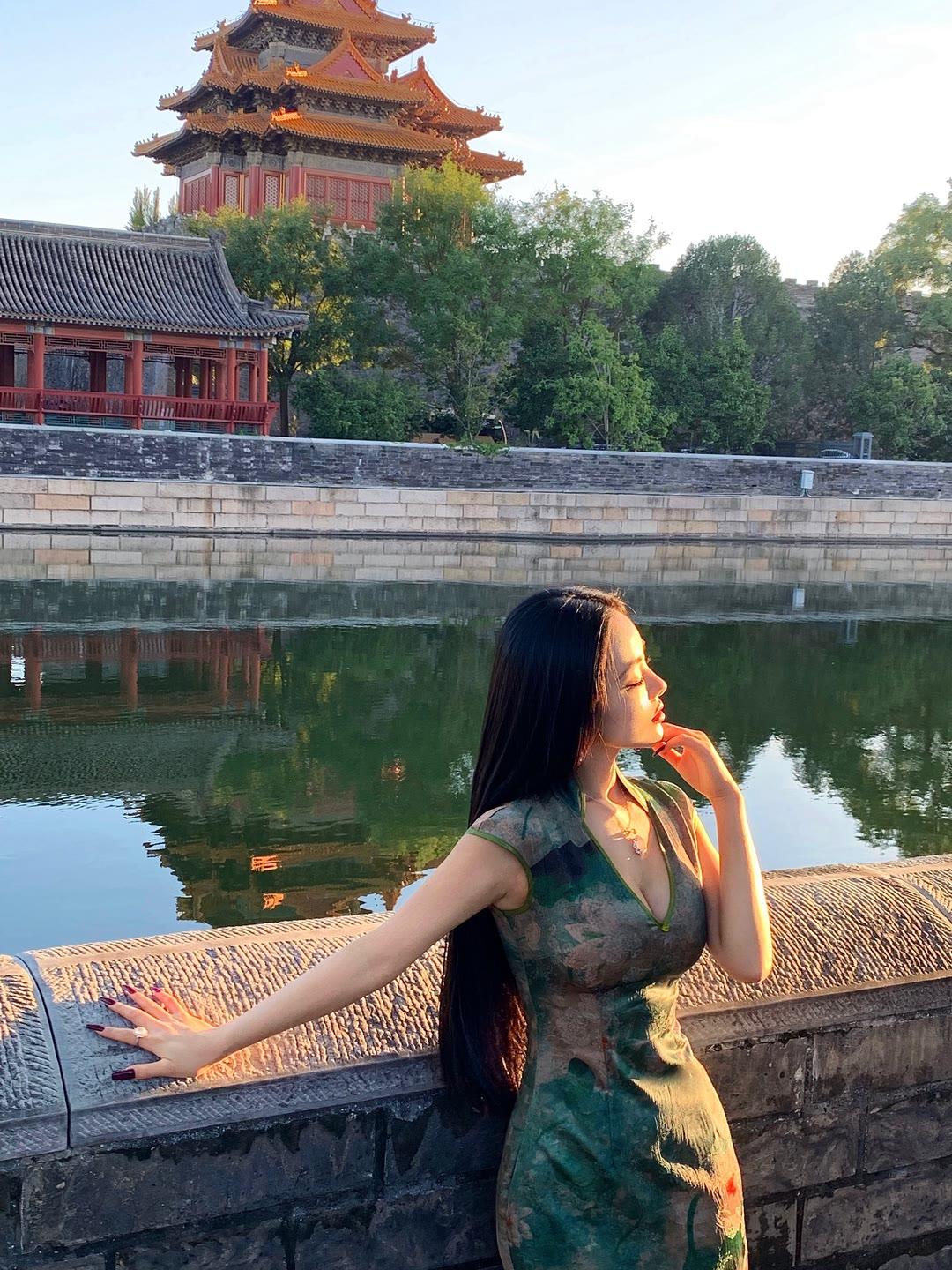 穿旗袍拍照有多美一袭旗袍裁尽东方韵，勾勒身段玲珑，步履间皆是温婉与风骨。