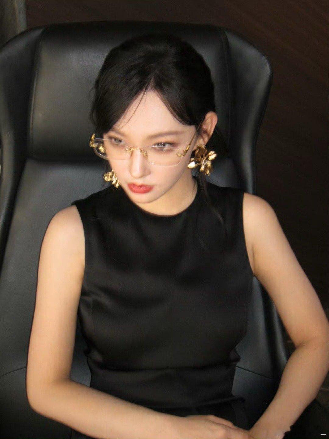 程潇无框眼镜霸总造型潇潇这气质，眼镜一戴，谁都不爱，霸气侧漏啊！老公姐就属她无疑