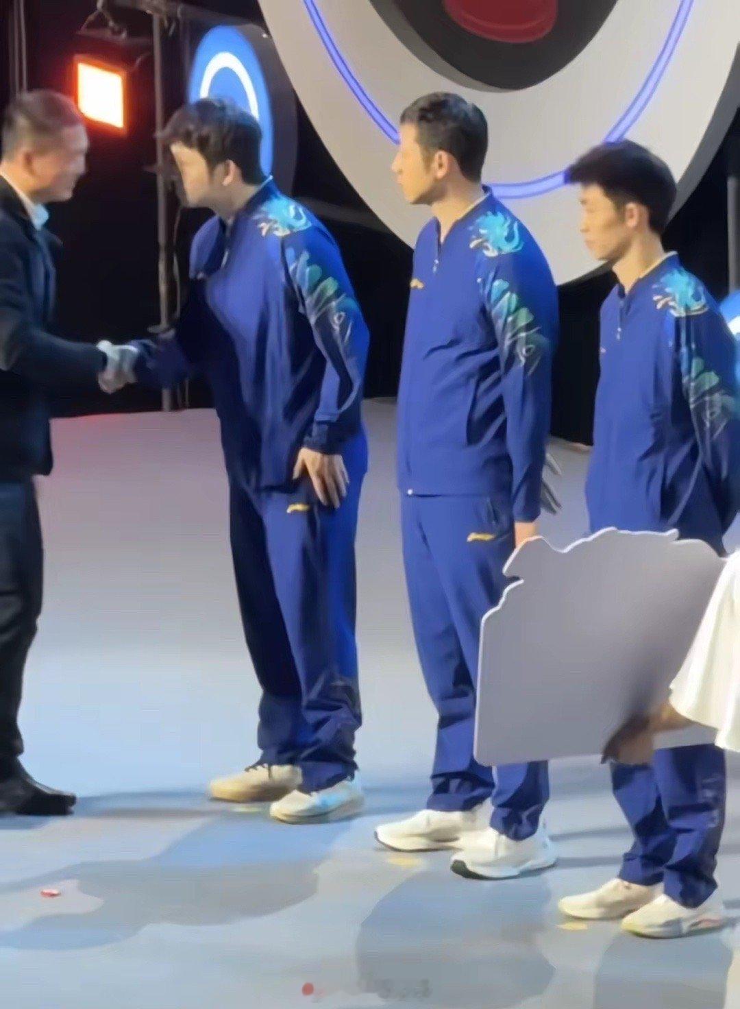 许昕又全面了，昨晚乒超联赛上海地产队晋级总决赛的颁奖仪式上，颁奖嘉宾和小胖握手结