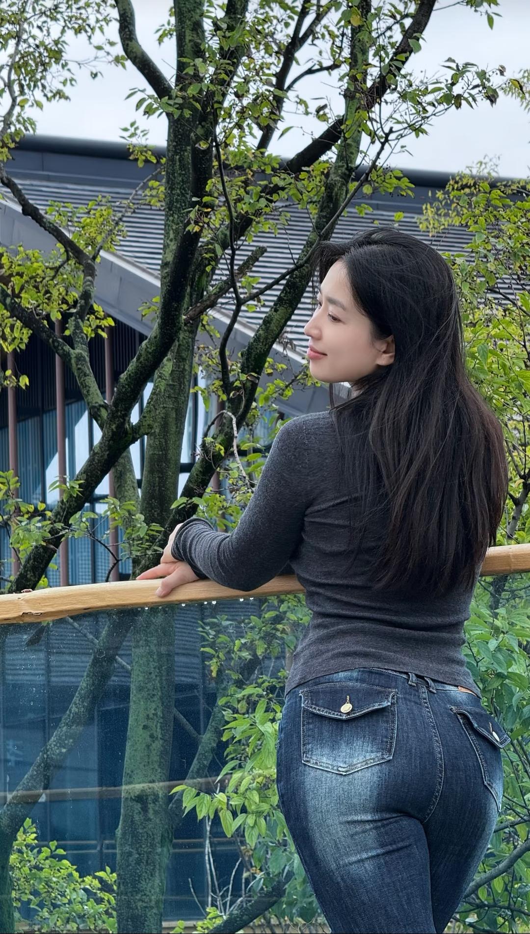 倚栏观景处，静听风语时。