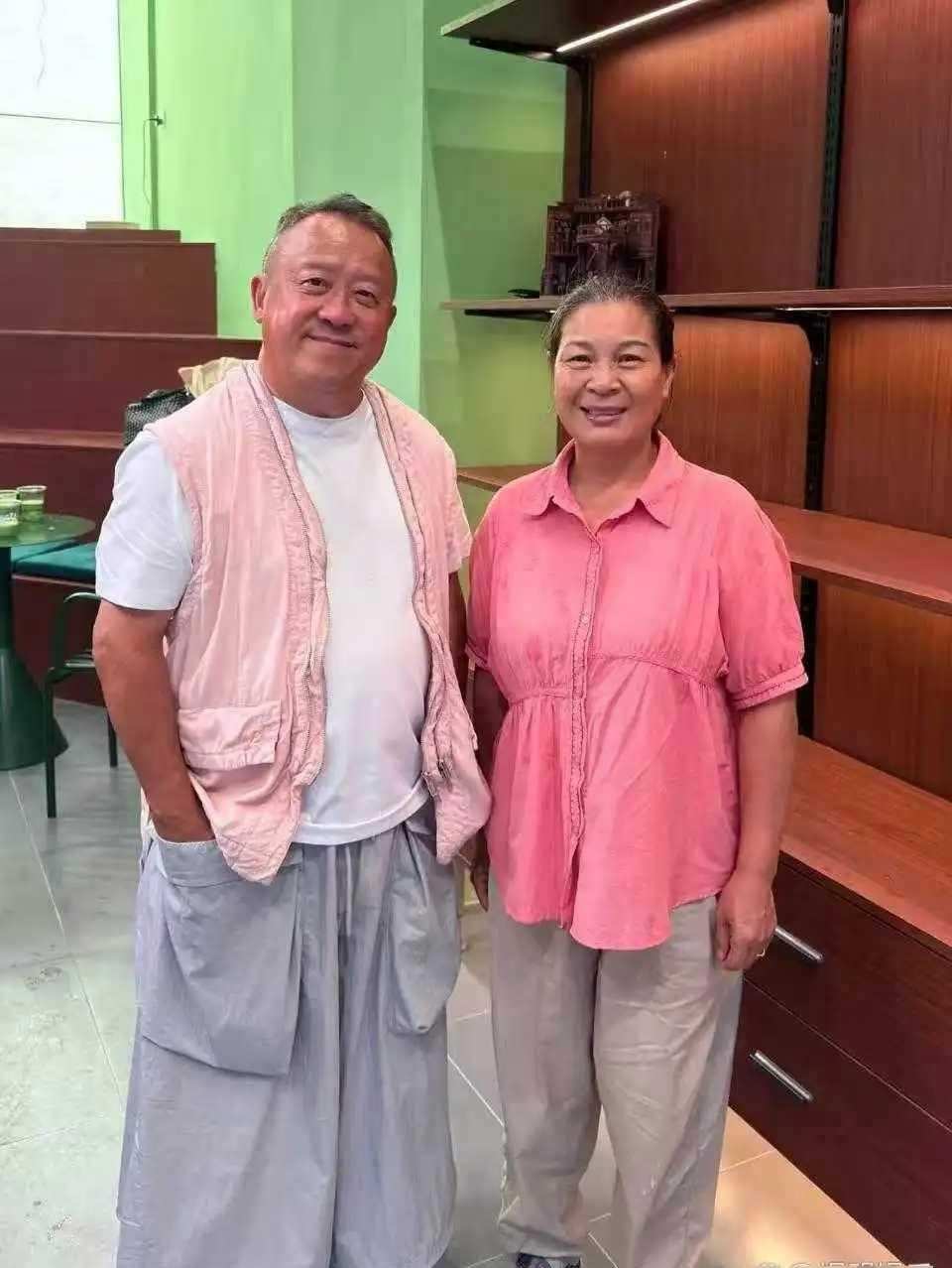同样是出门逛街，曾志伟和女友这身穿搭实在太接地气！
两人本就身形矮胖，还全选松垮