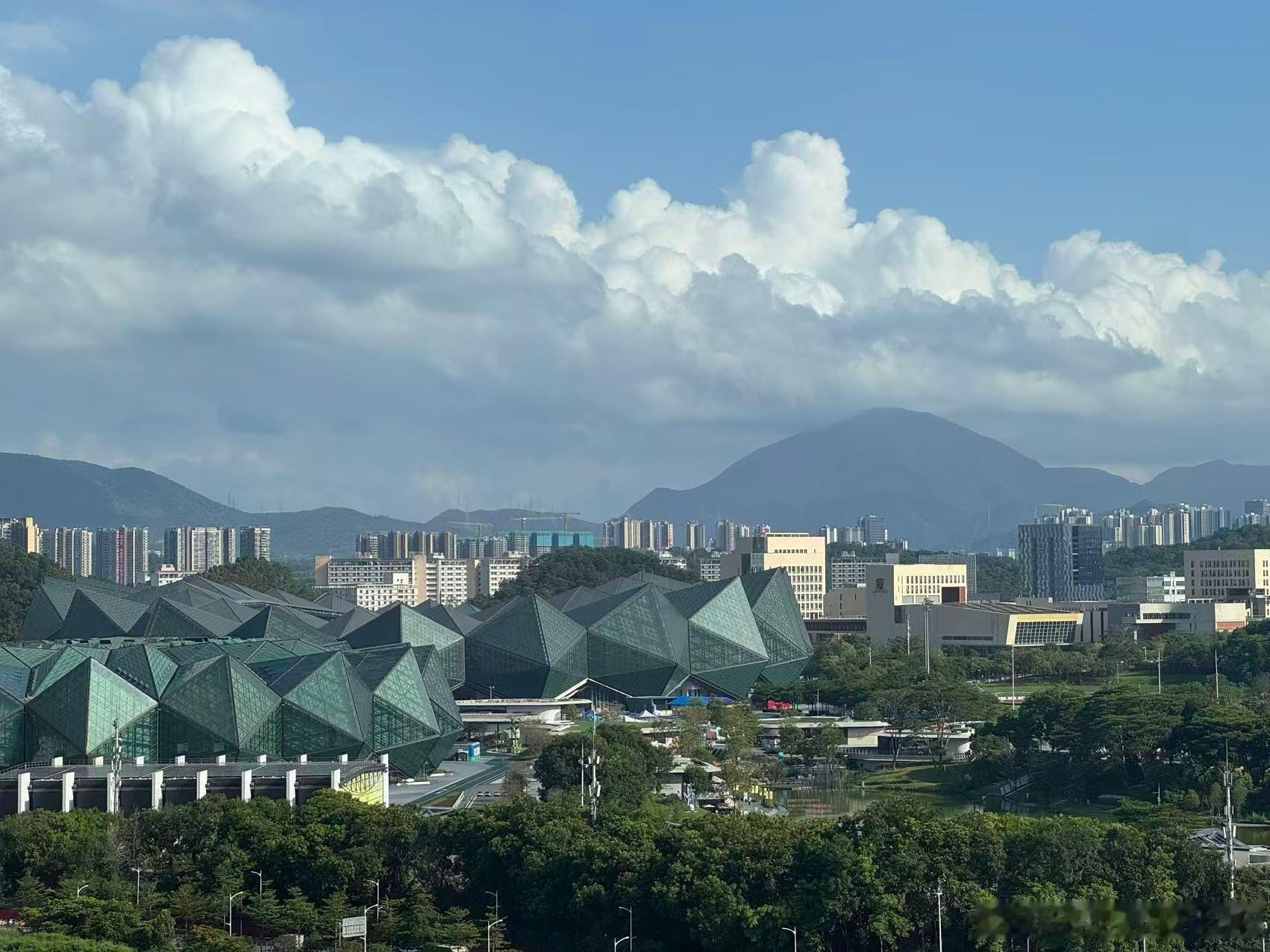 来深圳看腾势N8L闪充版发布会啦！今天深圳风景美得不像话，跟马上要亮相的腾势N8