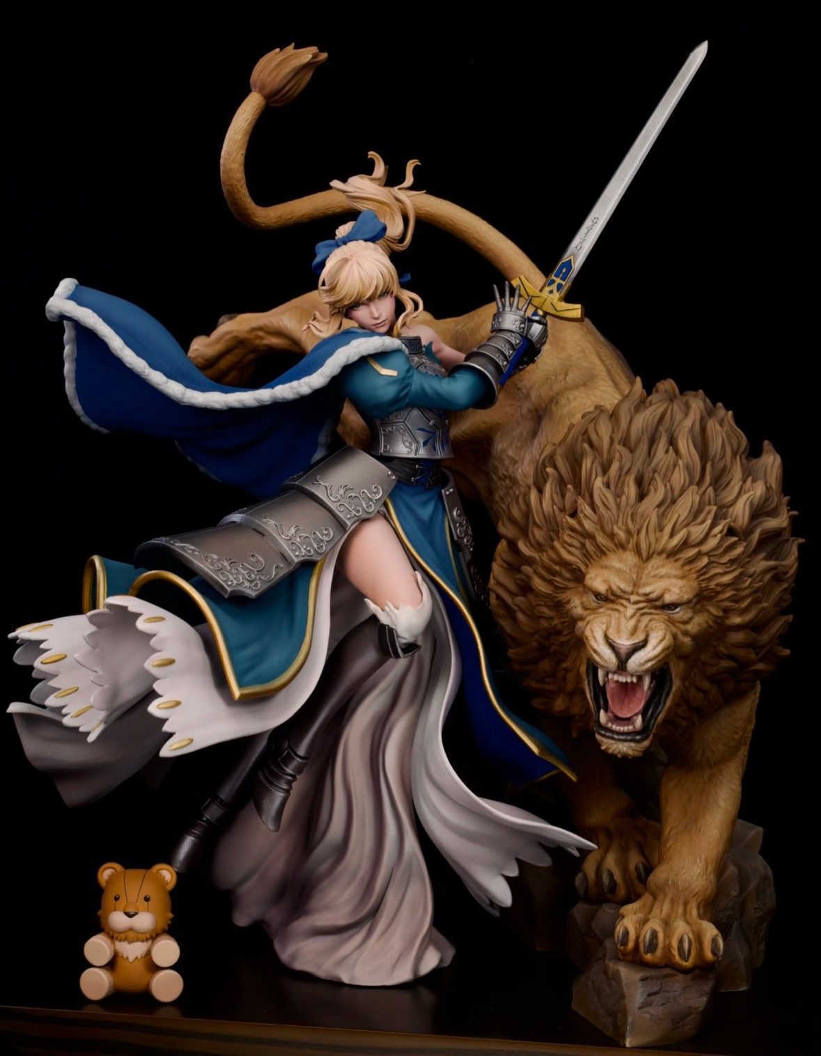 绝美的Saber手办雕像 ✨ 以雕塑性的构成为起点，将裙摆、披风、发丝与长剑纳入