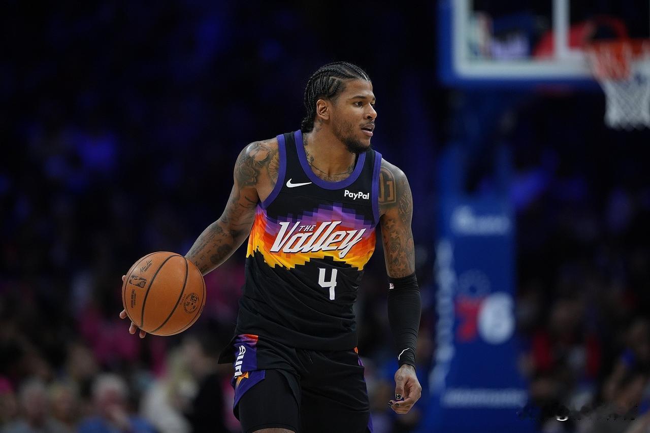 难搞了！太阳后场双子星布克和杰伦格林都受伤了，尤其是杰伦格林，一到太阳就各种受伤