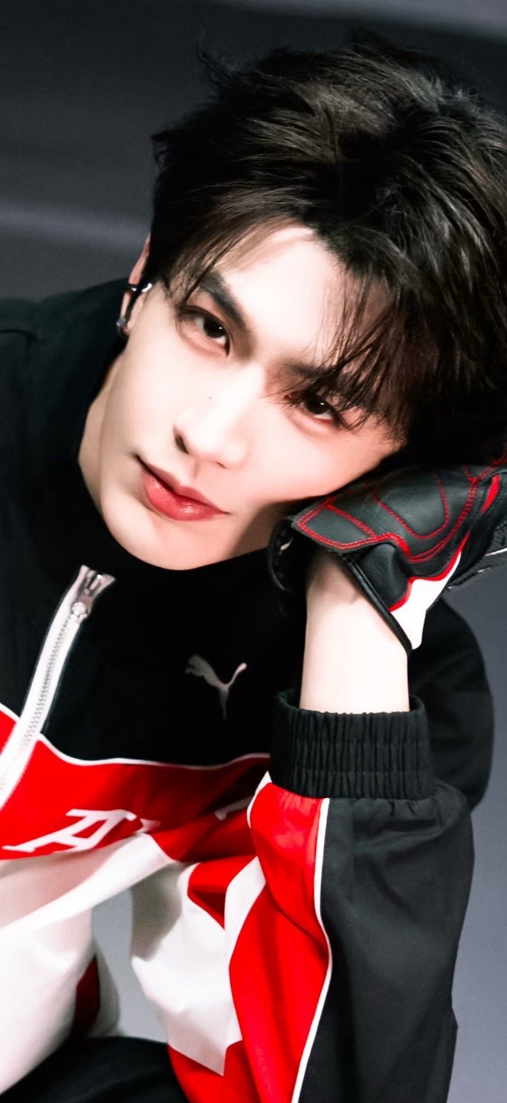 张凌赫听到我结婚时的反应今晚张凌赫现身追剧团与粉丝互动是充满爱意的！现场听到粉丝