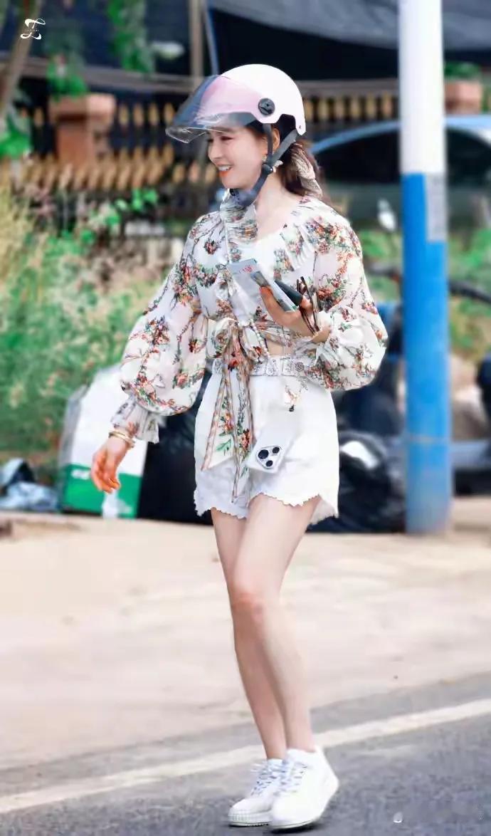 近日，刘涛在《海角88号》节目录制现场惊艳亮相，一袭简约白衬衫搭配牛仔裤，清新利