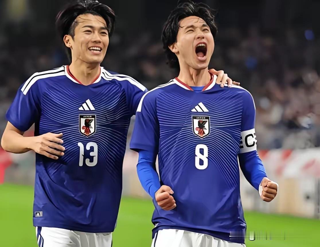 牛掰！[赞]日本队闪电进球。
才踢了4分钟，日本队就1:0领先突尼斯队了。日本队