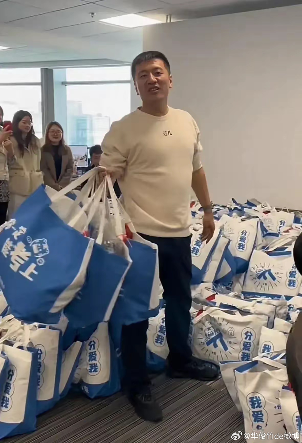 张雪峰日常骑电动车没有买车没有驾照，生前累计捐款超千万元主要用于资助贫困学生完成