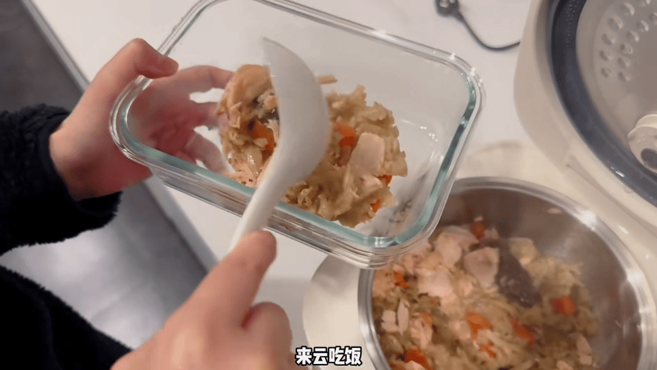 徐冬冬婚后首次下厨 以前都是尹子维在厨房忙，这次徐冬冬主动接过锅铲。虽说偶尔有点