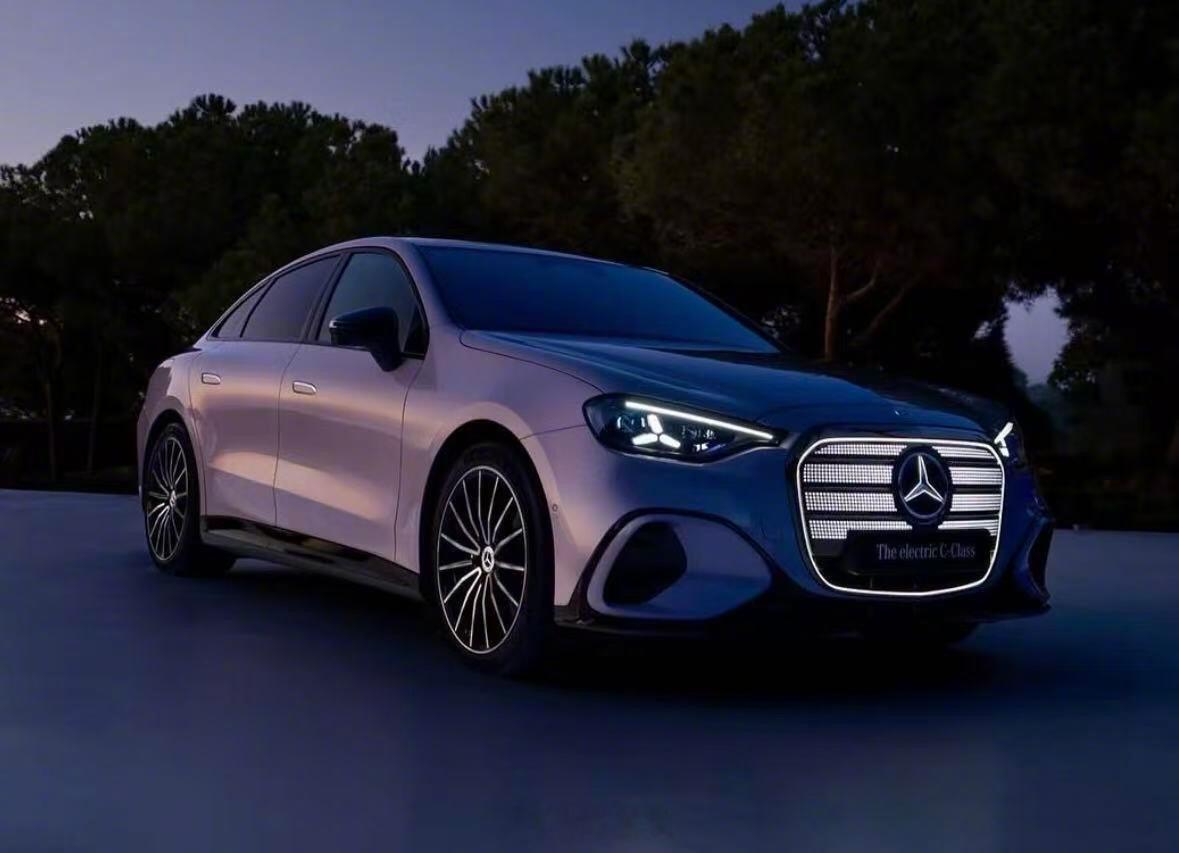 奔驰纯电C-Class，简单看看偷跑的外观图～整体设计跟GLC EV很像，这颜值