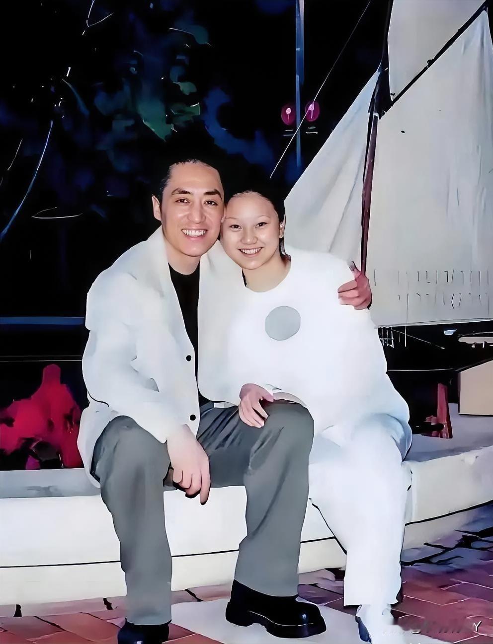 张艺谋与陈婷热恋时期的照片。
一九九九年，张艺谋与女友陈婷在户外游玩时的合影，当