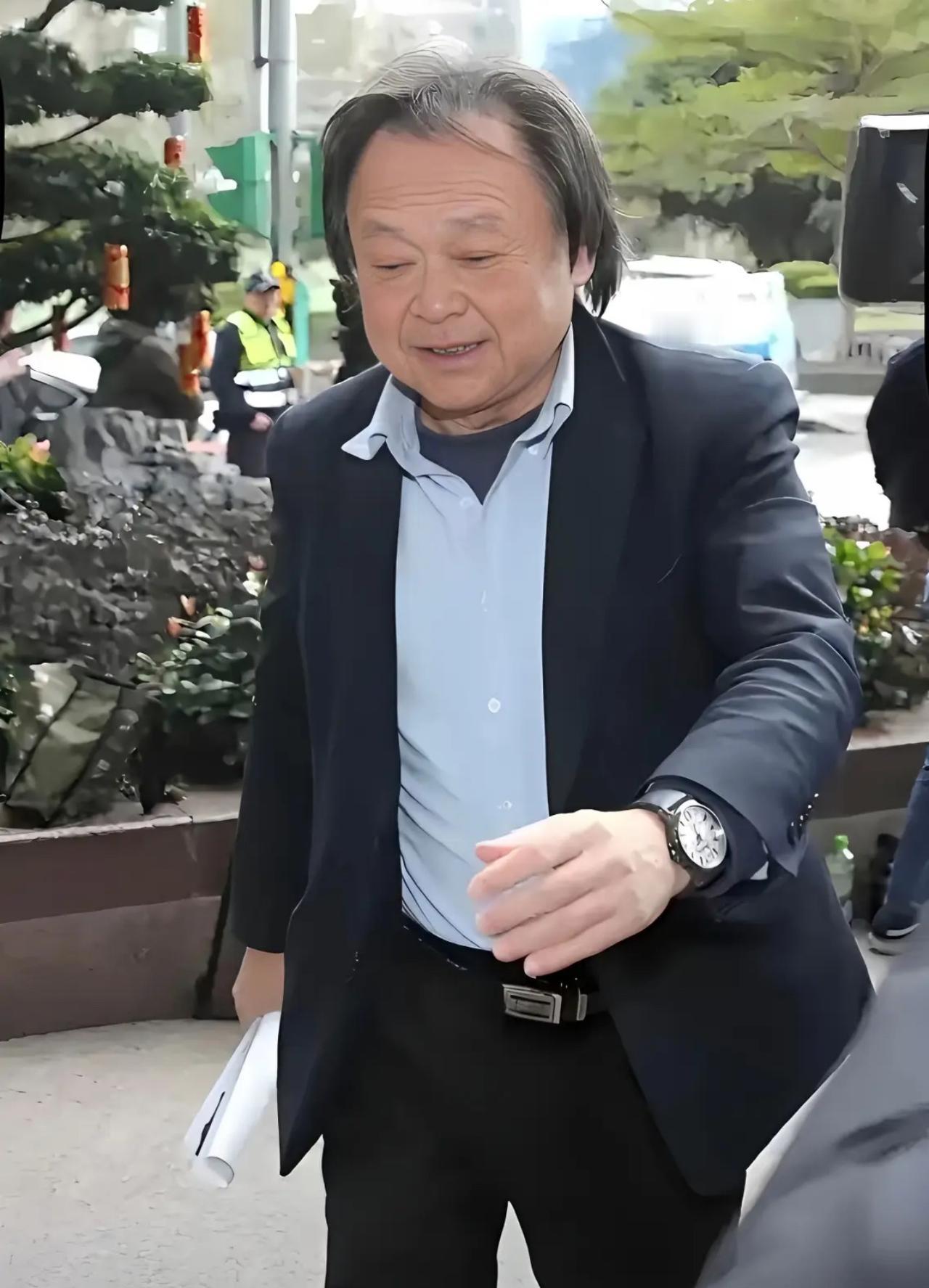 王世坚果真是暴徒之子，本性难移。自他没出息地“火”了之后，便彻底飘飘然起来，还自