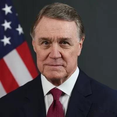 美国驻华大使庞德伟今晚（10月5日晚）用中英文写道：“特朗普总统没有改变美国的一
