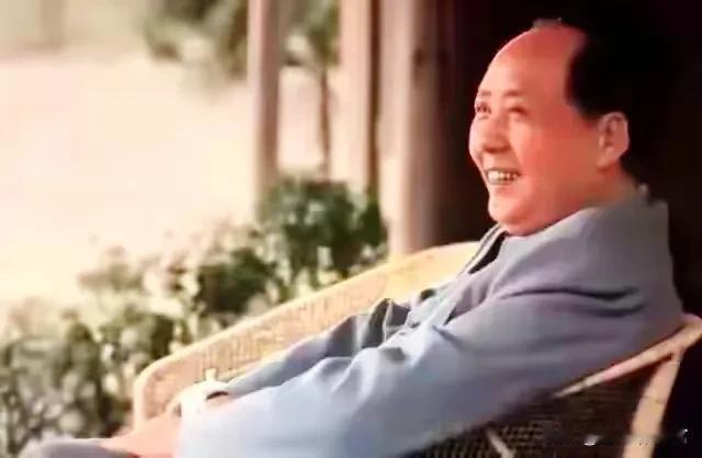 慈颜伟岸，谦逊平和；本心质朴纯粹，大爱胸怀天下。