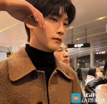 演员邢昭林在机场发飙了，却得到了大批网友的支持。

就这段网友拍的视频来看，人真