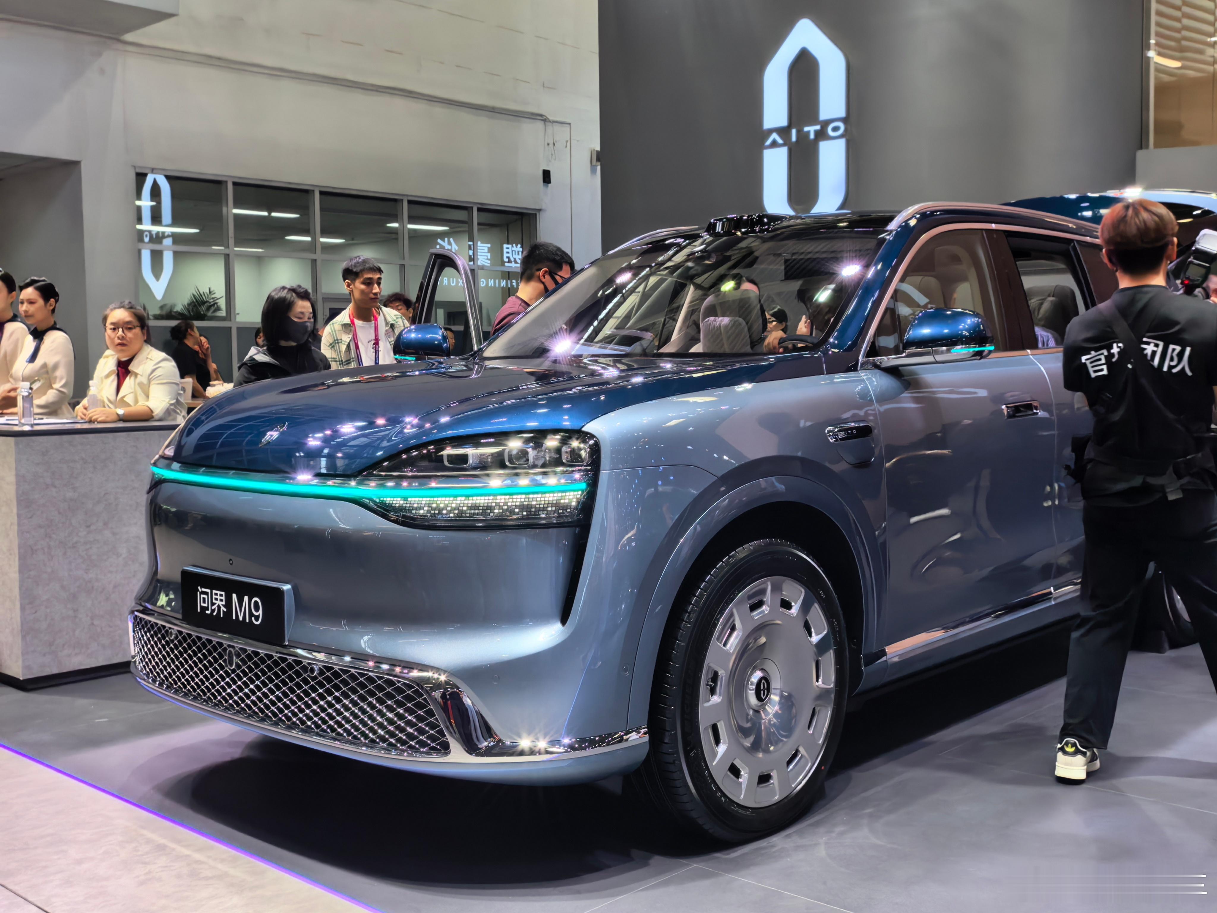 全新问界M9大家都比较喜欢哪些颜色？我觉得「赛里木青」真的深得我心~实车太好看了