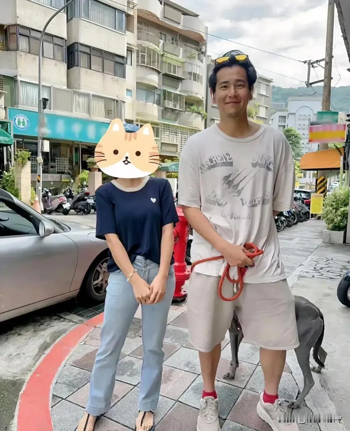 网友街头偶遇彭于晏遛狗。

原来彭于晏私下一点星相都没有，头发乱糟糟，穿搭非常随