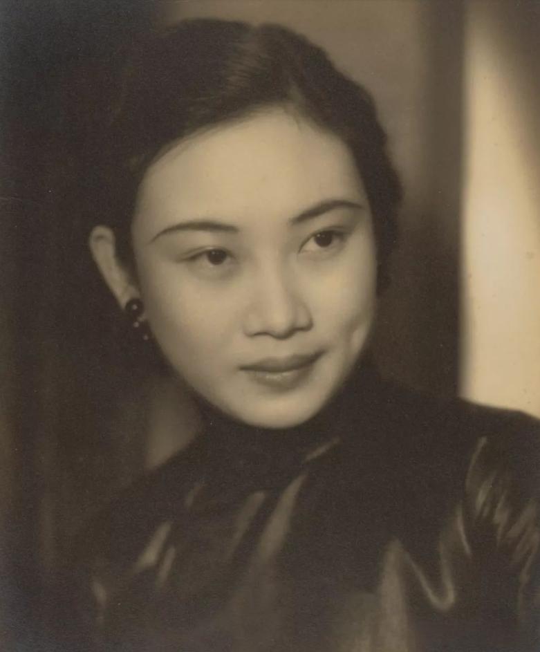 军统女特工向影心的人生起落
 
1947年5月，青岛郊区的一家全封闭精神病院，新