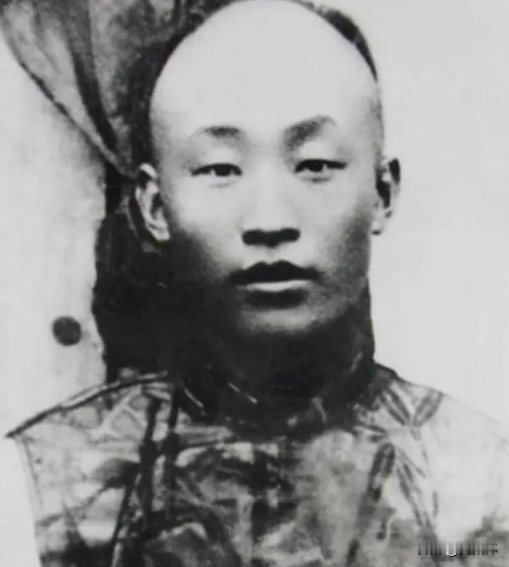 1925年11月，北洋军阀混战进入白热化阶段。掌控东南五省的直系枭雄孙传芳，为争