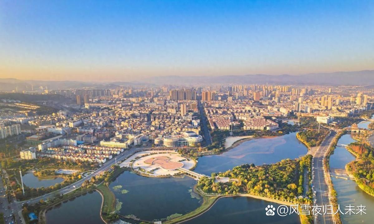 玉溪说，它要当“第二个曲靖”。
一个靠烟草活了几十年的地方，现在把新能源电池和生