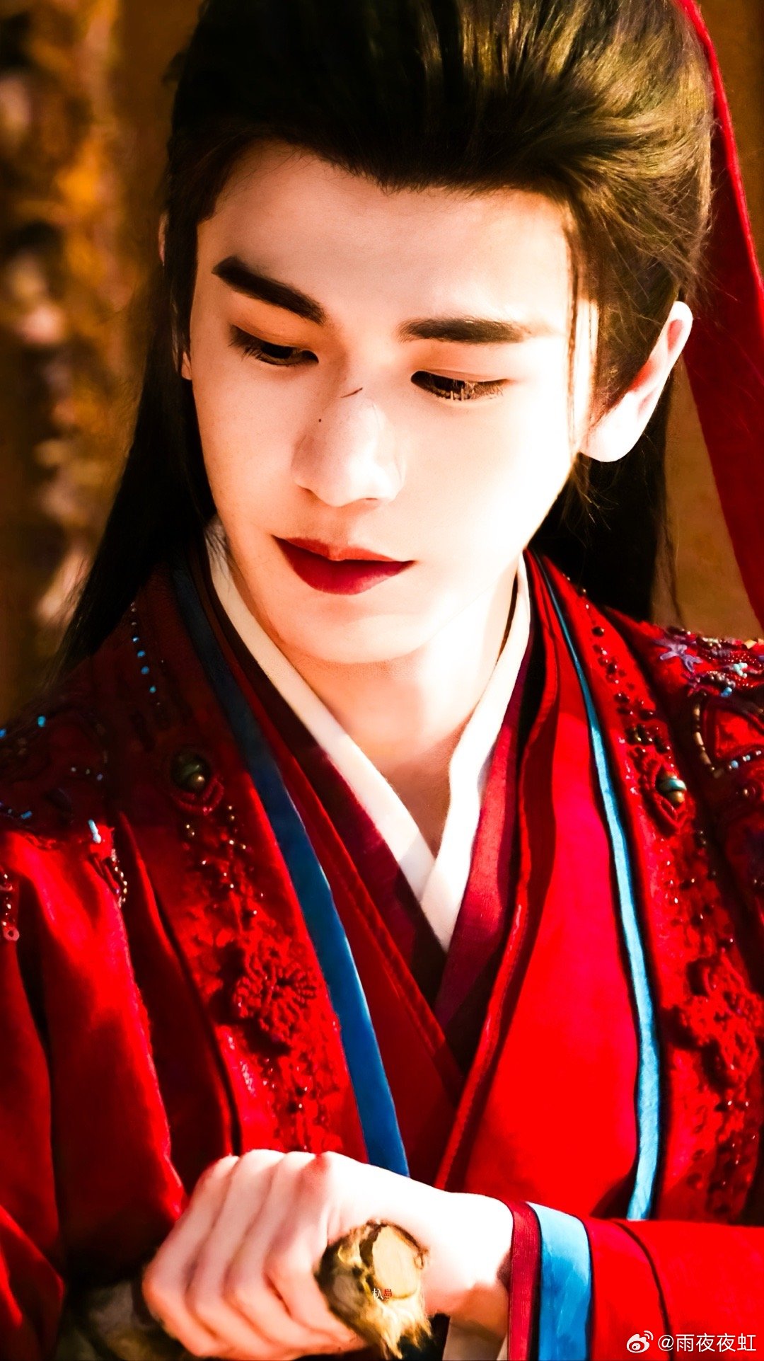 张凌赫飞吻好苏 这波飞吻真的封神！清爽又帅气，苏感爆棚，不油不刻意，就是很真诚的