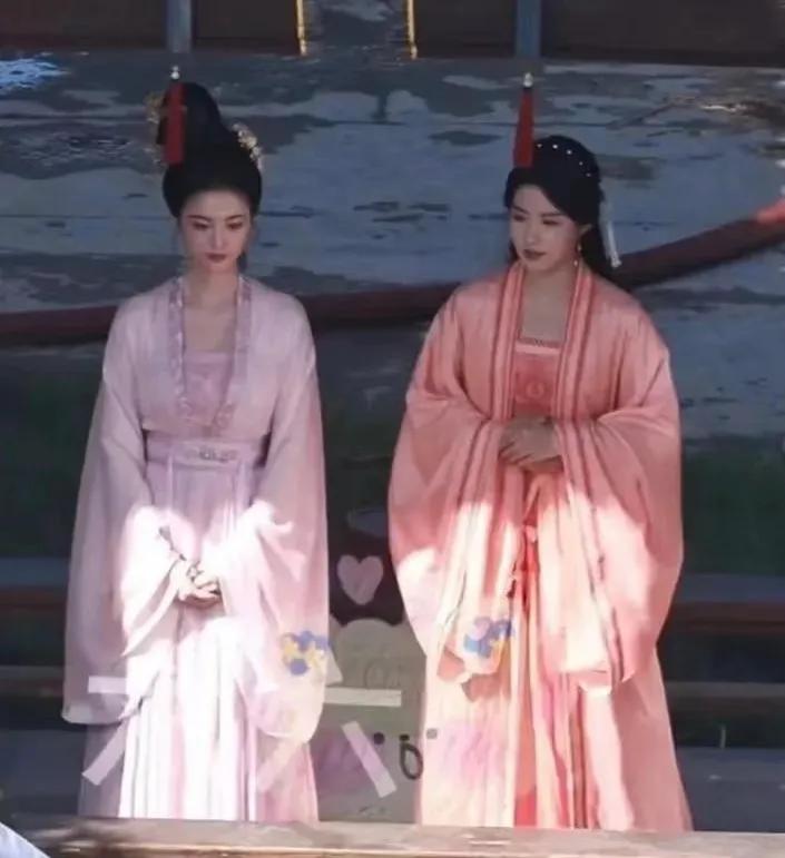 第一眼看，左边是女主，右边是女配。
实际上，右边才是女主。
所以，现在的审美是怎